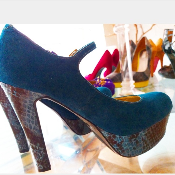 G by Guess Platform Pumps - Snakeskin Heel - Picture 1 of 1